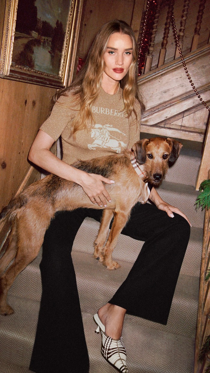 Mereka semua mengenakan outfit Burberry yang berpadu apik dengan suasana yang festive. Mulai dari kaus, coat, rok, hingga tas yang mencerminkan elegansi melalui elemen-elemen ikonis rumah mode/ Foto: Courtesy of Burberry