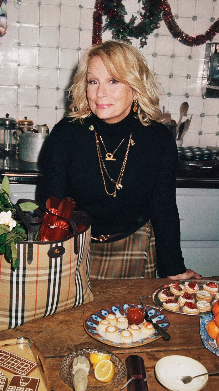 Selain dari koleksi pakaian yang menjadi spotlight dalam kampanye, Burberry juga menampilkan deretan aksesori pelengkap, seperti scented candles, koleksi throw pillow dengan motif Burberry check, dan scarf serupa yang turut menjadi highlight koleksi musim ini/ Foto: Courtesy of Burberry