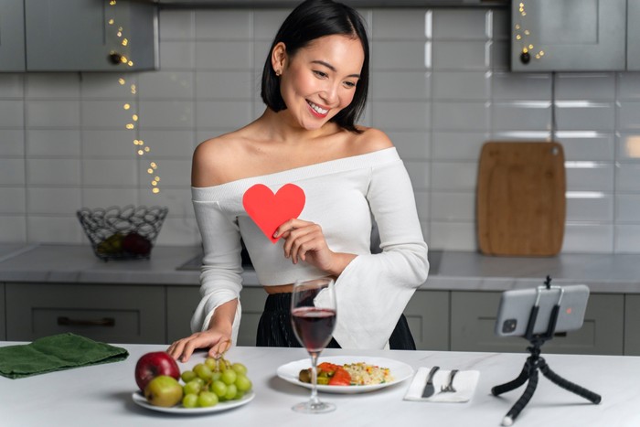 aktivitas yang bermakna dan seru yang dilakukan secara bersamaan bisa membuat hubungan semakin kuat, walau dilakukan dari jarak jauh.