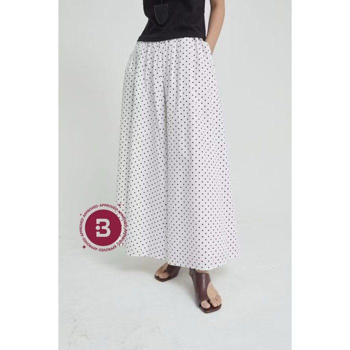 Dotted Chateau Skirt dari brand lokal Shopatvelvet ini adalah maxi skirt berpotongan longgar dan flowy, memberikan tampilan yang feminin dan effortless.