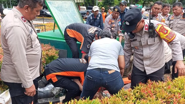 Seorang pria ditemukan meninggal dunia di dalam bak kontrol pompa air Patung Kuda Arjuna Wiwaha, Gambir, Jakarta Pusat.