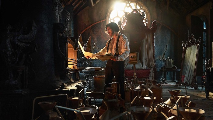 Sudah banyak yang mengadaptasi novel karya Mary Shelley ini menjadi film. Akan tetapi, versi Frankenstein (2025) ini dinilai paling manusiawi./ Foto: Netflix.com