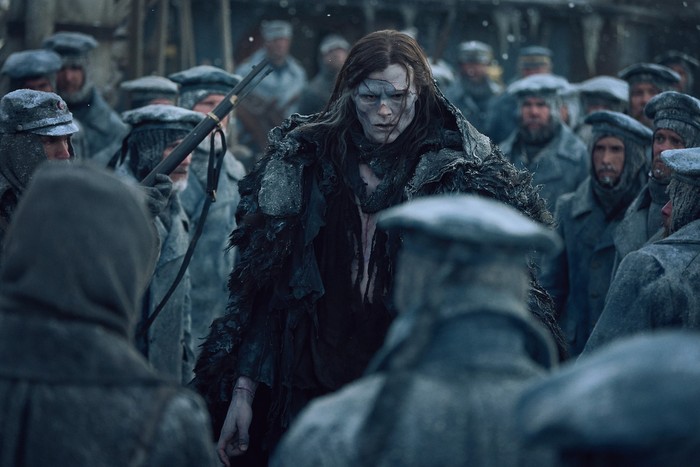 Frankenstein (2025) memanjakan mata penonton lewat setnya yang megah, lanskap yang luas, hingga pemilihan tata busana yang sesuai dan riasan para aktor dan aktris yang sempurna dan detail./ Foto: Netflix.com