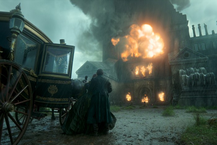 Frankenstein (2025) menghadirkan horor eksistensial yang lebih menghantui dan menakutkan. Film ini mempertontonkan bagaimana rumitnya emosi akibat penolakan, rasa ingin dicintai, dan kehilangan./ Foto: Netflix.com