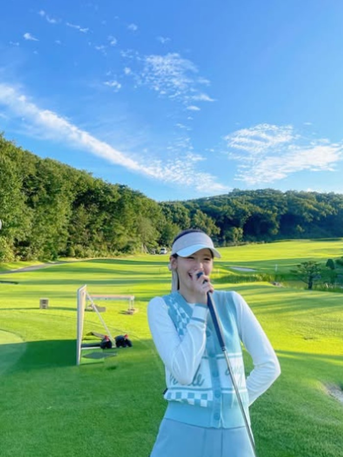 Selain dari produk perawatan yang digunakan, Yoona juga menekankan pentingnya menjaga kesehatan kulit melalui pola hidup yang sehat. Ia menganjurkan kebiasaan makan yang baik, tidur yang cukup dan menjaga tubuh tetap terhidrasi.