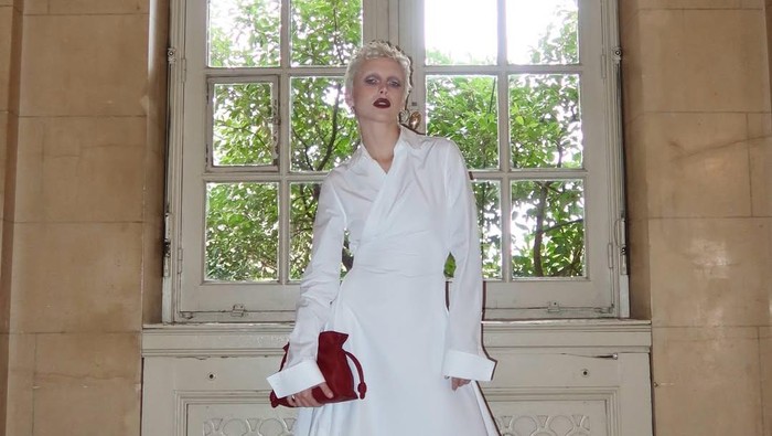 Get The Look: Inspirasi OOTD Elegan dan Simple Ala Emma Chamberlain