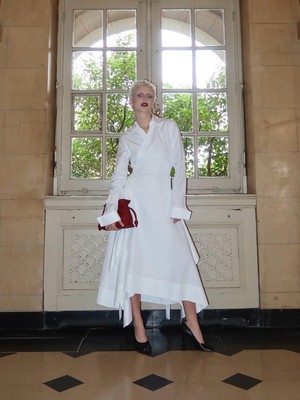 Get The Look: Inspirasi OOTD Elegan dan Simple Ala Emma Chamberlain