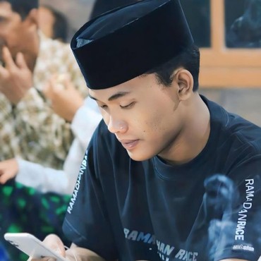 Viral Usai Cium Pipi Anak Kecil, Ini 7 Potret Gus Elham Yahya Minta Maaf