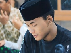 Viral Usai Cium Pipi Anak Kecil, Ini 7 Potret Gus Elham Yahya Minta Maaf