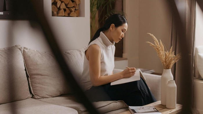 Menulis jurnal. Journalling adalah salah satu cara untuk merefleksikan diri dan membuat diri tetap tenang.