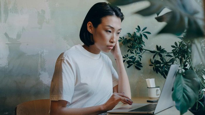 Melihat kesulitan sebagai kesempatan untuk berkembang. Orang yang tetap tenang di kondisi sulit menganggap tantangan adalah peluang untuk belajar dan menjadi lebih kuat.