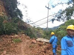 Jalan Poros Palopo-Bastem Tertimbun Longsor, Pengendara Terjebak Semalaman