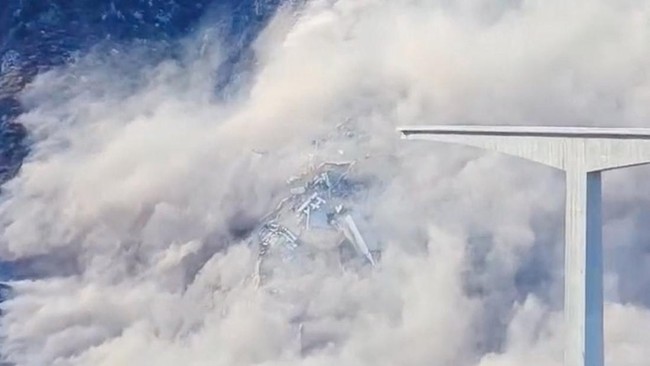 Jembatan Hongqi di Provinsi Sichuan, China, ambruk sebagian pada Selasa (11/11) setelah beberapa resmi dibuka.