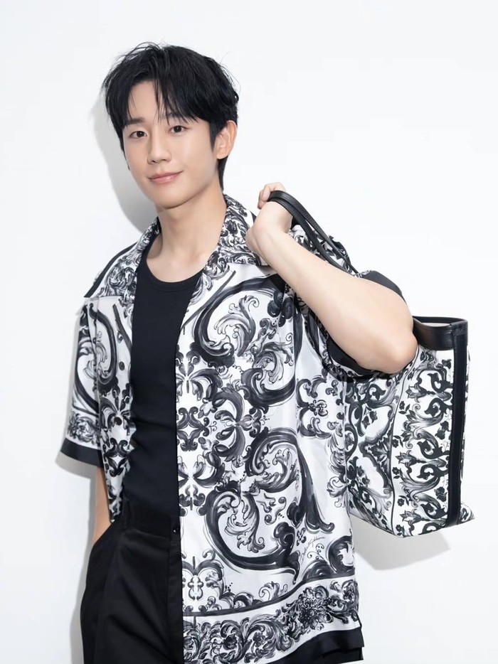Jung Hae In menjadi brand ambassador Dolce and Gabbana / Foto: Instagram/holyhaein