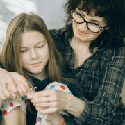 Bukan Membentak, 6 Kalimat Ini Bisa Bantu Menenangkan Anak yang Sering Tantrum