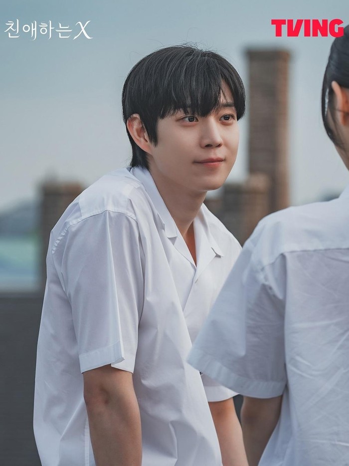 Ia mulai menekuni dunia akting pada 2017 silam, dan berhasil menuai atensi publik setelah membintangi serial drama Extraordinary You (2019)./ Foto: instagram.com/tving.official