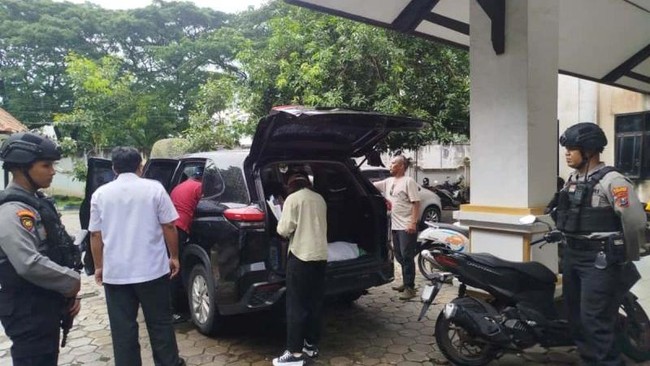 KPK menggeledah kantor PT Widya Satria di Surabaya terkait kasus korupsi Bupati Ponorogo, Sugiri Sancoko. Perusahaan itu yang membangun Monumen Reog.