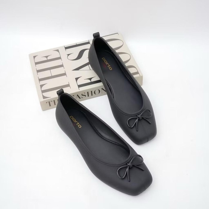 Luna flat shoes dari brand Porto ini hadir dengan desain sederhana tapi manis berkat aksen pita.