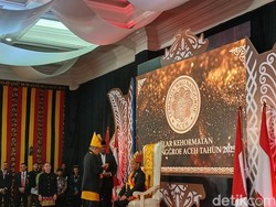 Mendagri Dapat Gelar Petua Panglima Hukom Nanggroe dari Wali Nanggroe Aceh