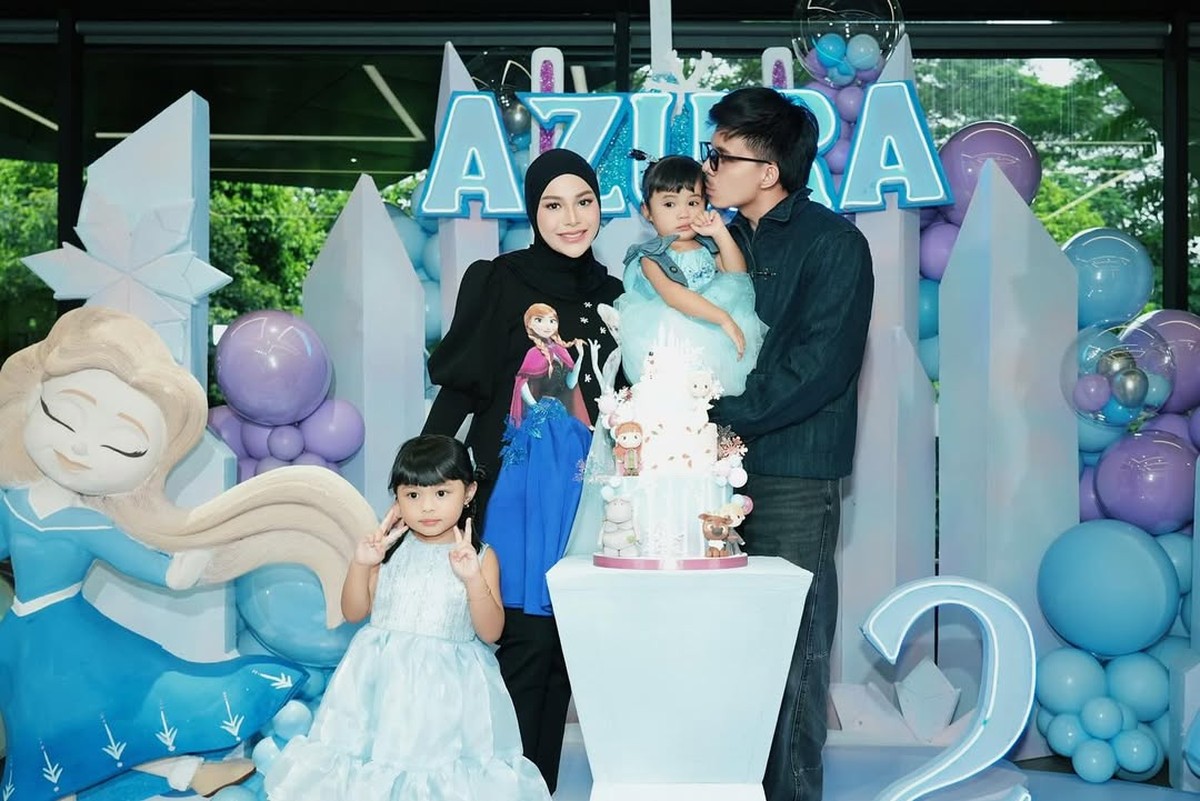 Meriahnya Ultah Azura&comma; Atta dan Aurel Siapkan Cake &OpenCurlyQuote;Frozen&rsquo;
