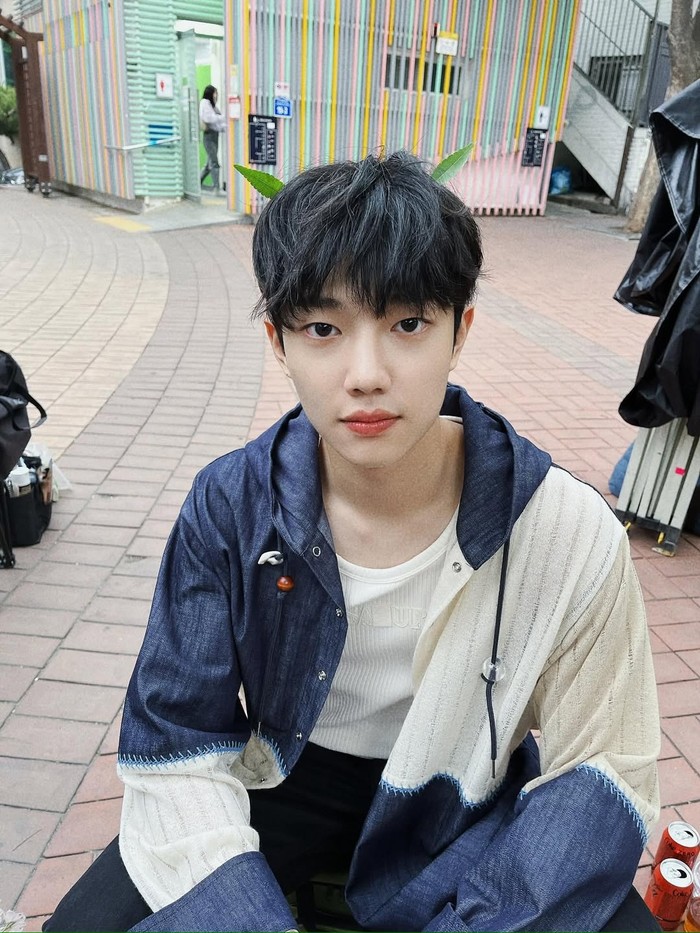 Meskipun populer karena pesonanya yang keren, Nam Ki Jeong sebenarnya merupakan seseorang yang jenaka, lugu, berterus terang, dan cerewet terutama pada kakak peremuannya dan dua sahabat karibnya./ Foto: instagram.com/aim0__2