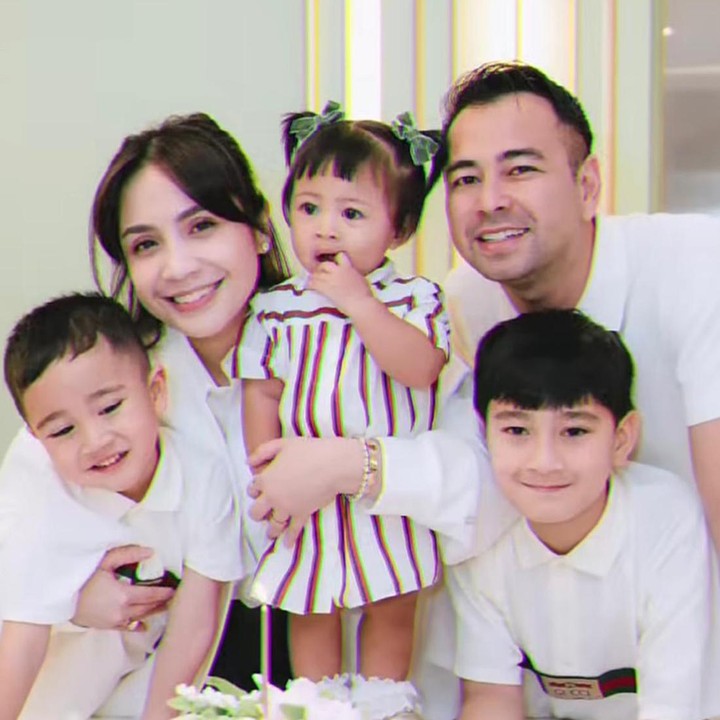 <p>Di Hari Ayah Nasional ini, Raffi Ahmad membagikan potretnya bersama anak-anaknya, Bunda. Tak hanya itu saja, Raffi juga menerima ucapan manis yang begitu menyentuh hati. "Harinya laki-laki hebat yang selalu jadi pahlawan untuk keluarganya. Selamat Hari Ayah Papa Raffi," tulis melalui Instagram <em>@raffinagita1717</em>. (Foto: Instagram @raffinagita1717)</p>