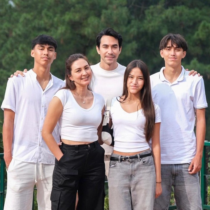 <p>Di Hari Ayah Nasional, Darius Sinathyra mendapatkan ucapan dari sang istri, Donna Agnesia, Bunda. Menilik dari Instagram Story-nya, Donna menuliskan pesan cinta dan menyebut Darius sebagai Ayah terbaik di dunia. "Selamat Hari Ayah. Ayah terbaik di dunia. Kami sangat mencintaimu," kata Donna. (Foto: Instagram @dagnesia)</p>