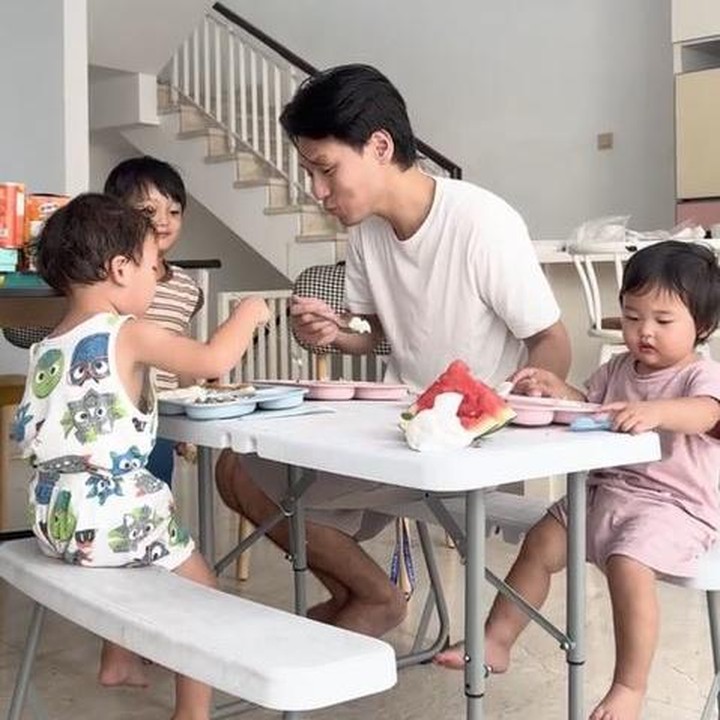 <p>Meski sibuk bekerja, Daehoon selalu menyempatkan diri untuk mengurus ketiga anaknya, termasuk memasak makanan. Daehoon memang diketahui memiliki kemampuan memasak karena pernah bekerja sebagai chef di restoran. Pria asli Korea Selatan ini juga sering membuat konten memasak untuk ketiga anaknya. (Foto: TikTok @aadaehoon)</p>