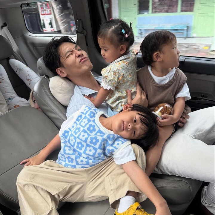 <p>Melalui unggahan di media sosial, Daehoon sering membagikan momen kebersaman dengan ketiga anaknya, yakni Junho, Eunho, dan Jena. Belakangan pria 32 tahun ini bahkan kerap terlihat membawa ketiga anaknya saat bekerja, Bunda. (Foto: Instagram @daehoon_na)</p>