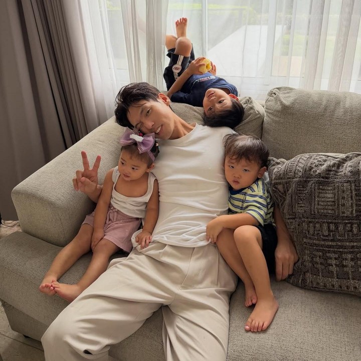 <p>Kehidupan Content Creator asal Korea Na Daehoon tengah menjadi sorotan publik karena masalah rumah tangganya dengan selebgram Julia Prastini atau Jule. Meski tengah menghadapi masalah, Daehoon tetap aktif bekerja dan disibukkan dengan aktiviitas mengurus ketiga anaknya yang masih kecil. (Foto: Instagram @daehoon_na)</p>