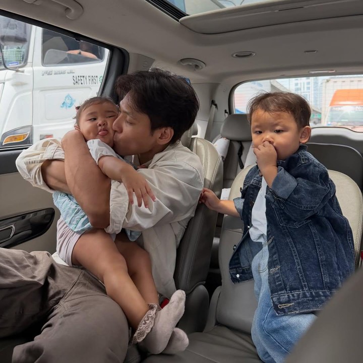 <p>Dalam salah satu unggahan di Instagram, Daehoon mengunggah foto saat bersama Eunho dan Jena di dalam mobil. Tampaknya, foto itu diambil saat Daehoon ingin bekerja dan memutuskan untuk mengajak anak-anaknya. Melalui unggahan ini, Daehoon menuliskan <em>caption</em> singkat tetapi penuh makna. "Semangat terus hari ini!" tulisnya. (Foto: Instagram @daehoon_na)</p>