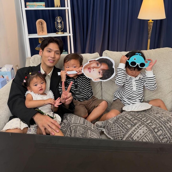 <p>Di beberapa konten, Daehoon memang terlihat sangat dekat dengan anak-anaknya. Belakangan, pria kelahiran tahun 1993 ini mendapat julukan 'ayah dan suami idaman' dari netizen karena selalu menunjukkan rasa tanggung jawab kepada tiga anaknya. "<em>MasyaAllah</em> suami idaman, ayah idaman," tulis akun @ev***. "Suami idaman," ujar @ne***. (Foto: Instagram @daehoon_na)</p>