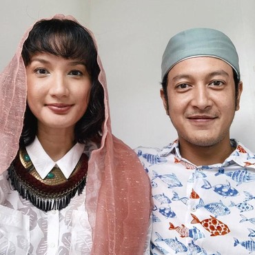 Beda Agama, 7 Foto Nadine Chandrawinata & Dimas Anggara Toleransi Rayakan Natal-Lebaran