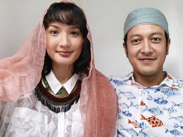 Beda Agama, 7 Foto Nadine Chandrawinata & Dimas Anggara Toleransi Rayakan Natal-Lebaran