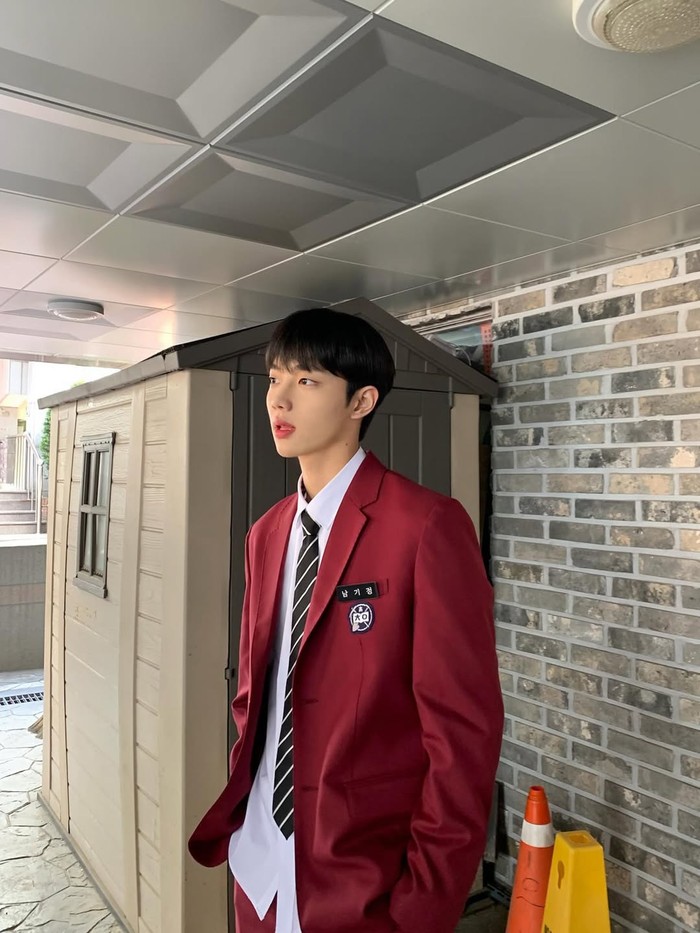 Nam Ki Jeong adalah siswa SMA berusia 18 tahun dengan visual menawan dan semangat berapi-api yang setiap harinya pergi bersekolah di atas gunung lengkap dengan setelan seragam merah./ Foto: instagram.com/aim0__2