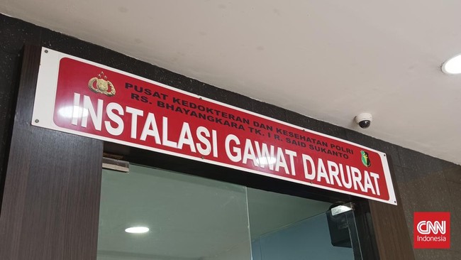 Kabid Humas Polda Metro Jaya mengonfirmasi operasi bagian kepala tersangka ledakan di SMA 72 Kelapa Gading telah selesai. Tersangka masih dirawat intensif.