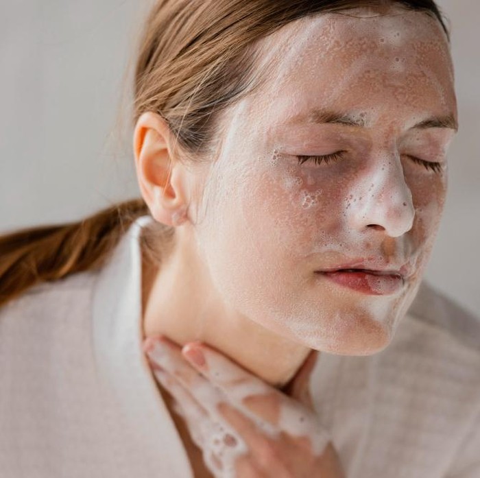 Tidak hanya wajah, kulit leher juga perlu dibersihkan secara rutin. Seperti halnya kamu membersihkan wajah dengan sabun pembersih, kulit leher juga perlu dibersihkan dengan sabun lembut dan tidak mengiritasi.