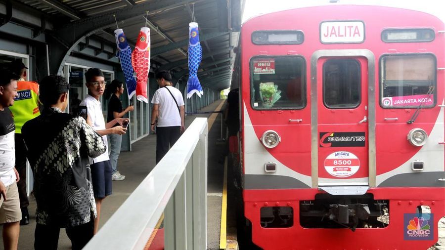 Pengunjung mengamati miniatur kereta yang dipajang di Mini Museum Stasiun Jakarta Kota, Rabu (12/11/2025). (CNBC Indonesia/Muhammad Sabki)