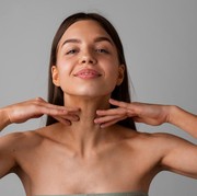 4 Cara Mencerahkan Kulit Leher yang Simpel dan Praktis