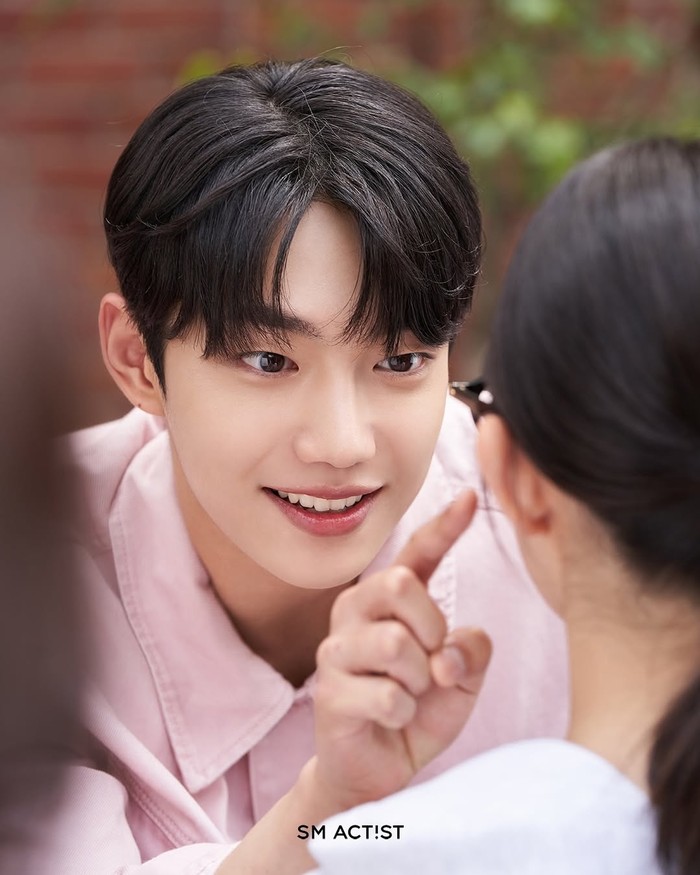 Pesona manis Nam Ki Jeong semakin terpotret jelas sejak masuk klub 'Spirit Fingers' untuk memperjuangkan perasaan cintanya pada Baby Blue Finger dengan mencurahkan segala perhatian sampai rasa ingin tahu lebih dalam./ Foto: instagram.com/aim0__2