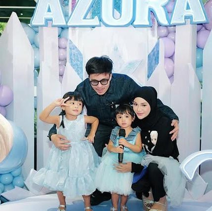 <p>Di perayaan ulang tahun pertama Azura, Aurel dan Atta mengangkat tema ONEder The Sea. Di tahun ini, mereka kembali mengadakan pesta secara spesial dengan tema&nbsp;<em>Frozen</em>. "<em>Happy Birthday</em> yang ke-2, putri kecil kami. Dua tahun yang lalu, Tuhan titipkan malaikat mungil yang mengubah segalanya. Sejak kamu datang, rumah jadi lebih ramai, hati jadi lebih penuh, dan hidup jadi lebih berarti," tulis Atta lewat unggahannya di Instagram. (Foto: Instagram @attahalilintar)</p>
