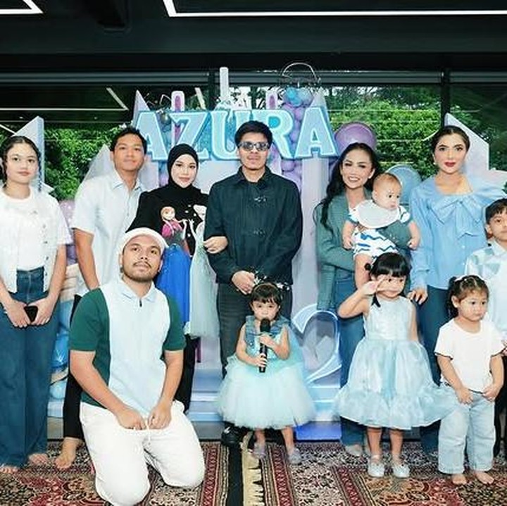 <p>Tak hanya keluarga saja, Aaliyah Massaid dan Thariq Halilintar juga hadir memeriahkan acara.&nbsp;Mereka pun kompak mengenakan busana bernuansa biru yang serasi dengan tema pestanya, Bunda. (Foto: Instagram @attahalilintar)</p>