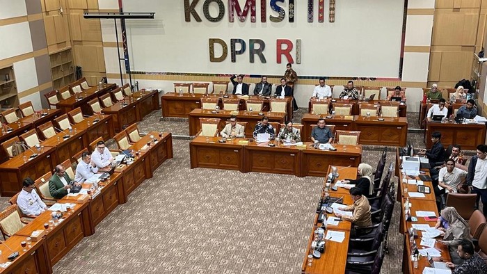 Rapat panja revisi KUHAP di ruang rapat Komisi III DPR, kompleks parlemen, Senayan, Jakarta, Rabu (12/11/2025).