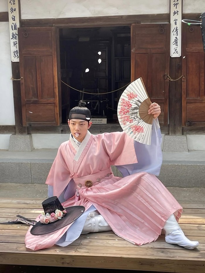 Rasa tertariknya pada Song Woo Yeon diabaikan, peran yang diperankan oleh Cho Jun Young tersebut masuk klub menggambar 'Spirit Fingers' milik kakaknya dan menamai diri sebagai Red Finger meskipun warna favoritnya adalah pink./ Foto: instagram.com/aim0__2