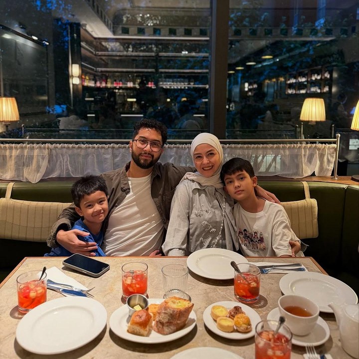 <p>Revalina sering membagikan momen kebersamannya dengan sang suami dan kedua anak di media sosial. Dalam salah satu unggahan di Instagram, perempuan bernama lengkap Revalina Trinovianti ini pernah mengungkap tentang rasa syukur kepada Sang Pencipta. "Ya Allah, terima kasih atas nikmat keluarga yang Engkau titipkan. Suami yang setia, anak-anak yang ceria, dan kehidupan yang penuh cinta dan keberkahan. <em>Alhamdulillah</em> atas segalanya," tulisnya. (Foto: Instagram @vatemat)</p>