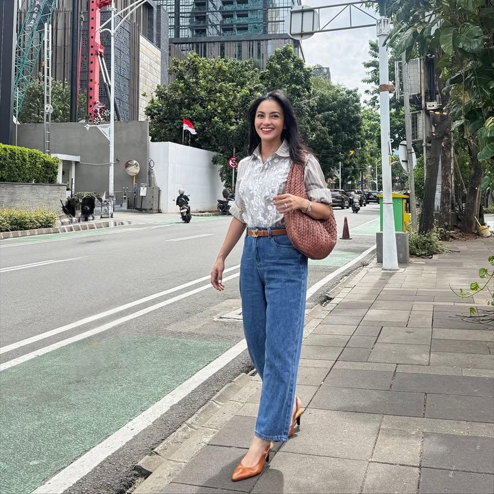 <p>Kebahagiaan tampaknya masih menyelimuti Ririn Ekawati yang baru saja merayakan ulang tahun pada 11 November. Aktris&nbsp;yang mengawali karier sebagai model ini kini genap berusia 44 tahun, Bunda. (Foto: Instagram @ririnekawati)</p>