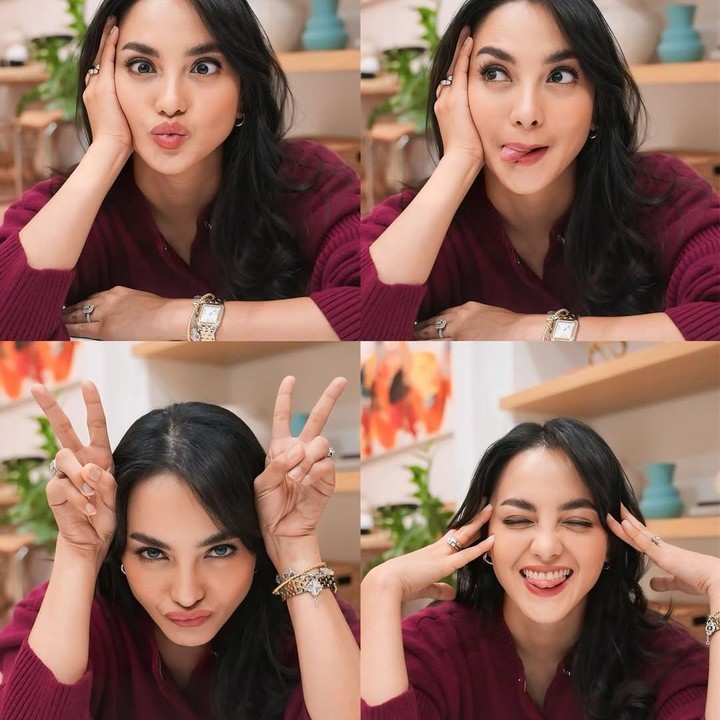 <p>Tak hanya itu, Bunda dua anak ini juga kerap menampilkan gaya bak remaja, seperti foto berikut ini. Tentu saja pesonanya selalu berhasil menarik perhatian netizen untuk membanjiri kolom komentarnya. &ldquo;Mau gaya apapun mukanya.. tetep aja cantiknya gak berkurang 😍 masyaallah tabarakallah,&rdquo; tulis akun <em>@dapoert****</em>. &ldquo;Selalu cantikk,&rdquo; tulis akun <em>@missfit****.</em> (Foto: Instagram @ririnekawati)</p>