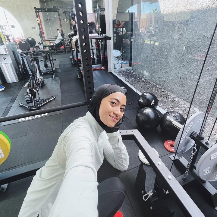 <p>Artis Ayudia Bing Slamet juga dikenal suka melakukan aktivitas fisik seperti olahraga. Nah, untuk mendukung kegemarannya tersebut, Ayudia membuat ruang <em>gym</em> di rumahnya. Beberapa waktu lalu, Bunda satu anak ini membagikan potret ruang <em>gym</em> yang dibangunnya di sebelah rumah. "Seseneng itu ambil keputusan rumah sebelah yang tadinya mau dijadiin taman semua, akhirnya jadi <em>home gym</em>," tulisnya di Instagram. (Foto: Instagram @ayudiac)</p>