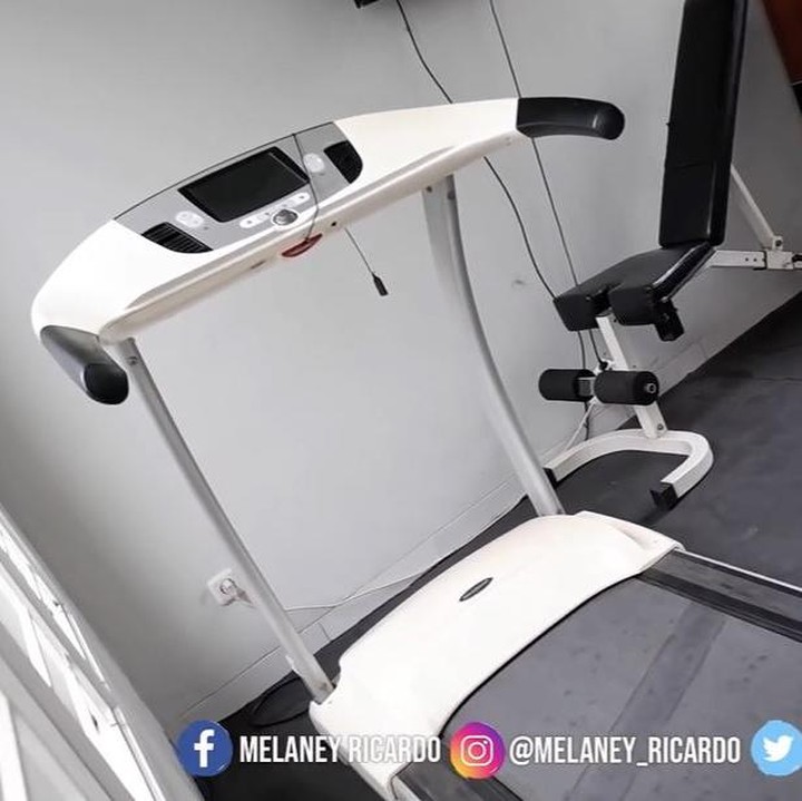 <p>Melaney Ricardo membuat ruang <em>gym</em> kecil di rumahnya. Ruangan ini berisi alat treadmill dan beberapa barbel yang sering digunakan oleh suaminya Tyson Lynch, untuk berolahraga. Ruangan gym ini memiliki jendela besar yang langsung menghadap ke kolam renang, Bunda. (Foto: YouTube Melaney Ricardo)</p>