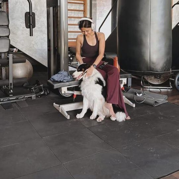 <p>Pasangan Nana Mirdad dan Andrew White sudah cukup lama menetap di Bali. Rumah pasangan ini kental dengan nuansa alam karena dikelilingi tanaman hijau. Nana dan Andrew juga membuat ruang khusus untuk olahraga atau <em>nge-gym</em> di rumahnya, Bunda. Ruangan bernuansa warna monokrom ini menjadi tempat Nana dan Andrew menghabiskan waktu untuk menjaga kebugaran fisik. (Foto: Instagram @andrew.white._)</p>